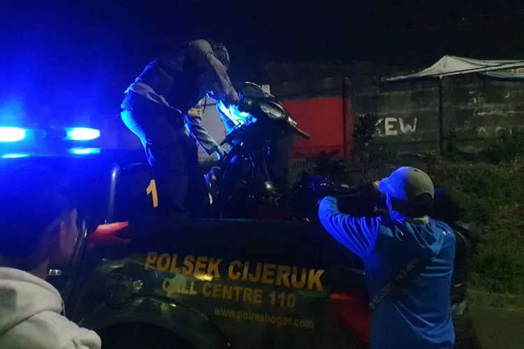 Polisi mengamankan dua sepeda motor yang diduga milik remaja yang ditinggalkan usai menyerang warga Cijeruk, Kabupaten Bogor. (Polres Bogor)