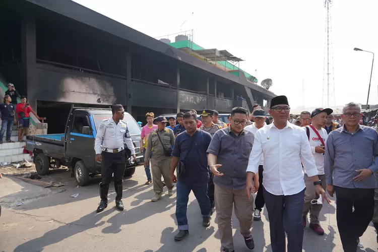 Bupati Bogor Iwan Setiawan dan jajaran meninjau langsung lokasi kebakaran Pasar Leuwiliang, Jumat 29 September 2023. (Arifin)