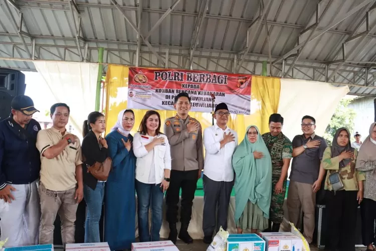 Polres Bogor bersama unsur Forkopimda Kabupaten Bogor memberikan bantuan kepada para pedagang Pasar Leuwiliang korban kebakaran. (Polres Bogor)