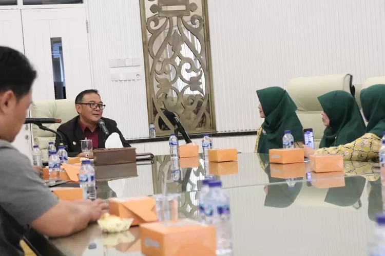 Bupati Bogor Iwan Setiawan menerima kedatangan Pengurus Daerah Ikatan Guru Raudhatul Athfal (IGRA) Kabupaten Bogor di Pendopo Bupati Bogor, Cibinong, Selasa 10 Oktober 2023. (Diskominfo)