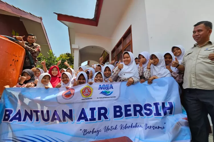 Kemarau berkepanjangan membuat Aqua melakukan bantuan air bersih kepada warga. 