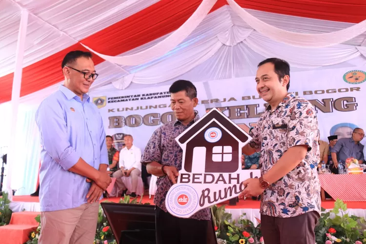 Bupati Bogor Iwan Setiawan membagikan sejumlah bantuan dan meninjau pembangunan di Klapanunggal dalam kegiatan Boling, Selasa 17 Oktober 2023. (Diskominfo)