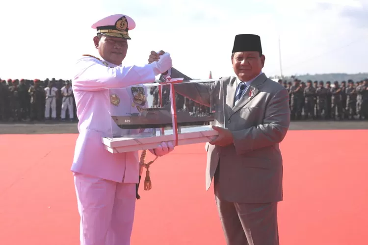Menteri Pertahanan (Menhan) Prabowo Subianto menyerahkan dua unit KRI, yaitu KRI Pulau Fani-731 dan KRI Pulau Fanildo-732 untuk menambah kekuatan TNI AL. (Foto: Humas Kemhan) 
