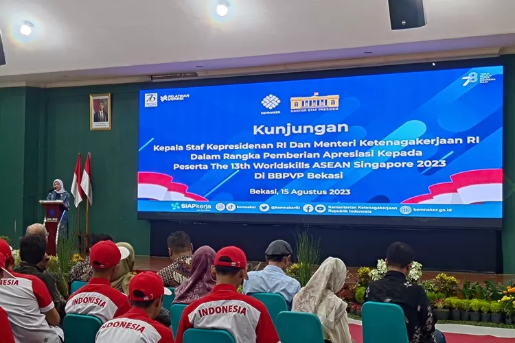 Menteri Tenaga Kerja Ida Fauziyah diacara pemberian apresiasi kepada peserta The 13th Worldskill ASEAN Singapore 2023 di BBPVP Bekasi, Selasa (15/8/2023). (FOTO: Dharma/Suarakarya.id)