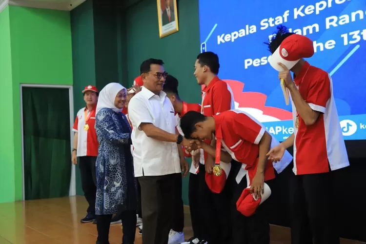 KSP Jenderal TNI (Purn) Moeldoko (baju putih) menyalami delegasi Indonesia di WSA didampingi Menaker Ida Fauziyah. 