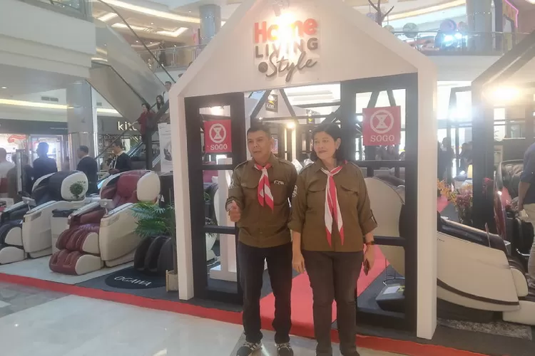 Store Manager Sogo Galaxy Mall Surabaya, Benyamin Eben (kiri) di depan arena Home Living in Style
