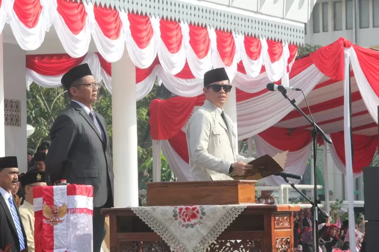 Lurah Jatirangga Ahmad Apandi berperan sebagai Soekarno, Proklamator RI, saat memproklamirkan Kemerdekaan pada 17 Agustus 1945, di Alun-Alun Hasibuan, Bekasi Selatan, Kamis (17/8/2023). (FOTO: Dharma/Suarakarya.id)