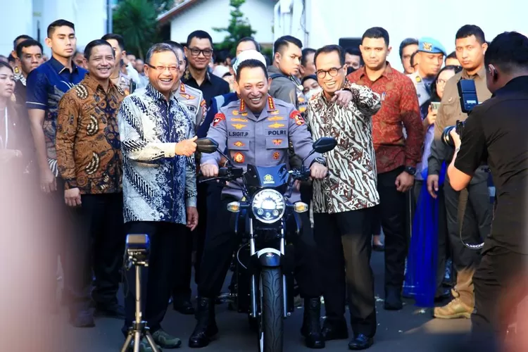 Kapolri Jenderal Pol Listyo Sigit Prabowo (tengah) (istimewa )