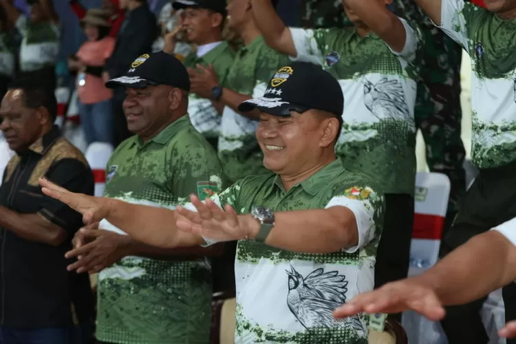 Kebahagiaan Kasad Jenderal TNI Dudung Abdurachman ditengah-tengah keceriaan masyarakat Papua pada penutupan Lomba Seni Budaya dan Olahraga Piala Kasad 2023  di Stadion Mandala, Jayapura Papua, Jumat (18/8/2023). Foto: Dispenad