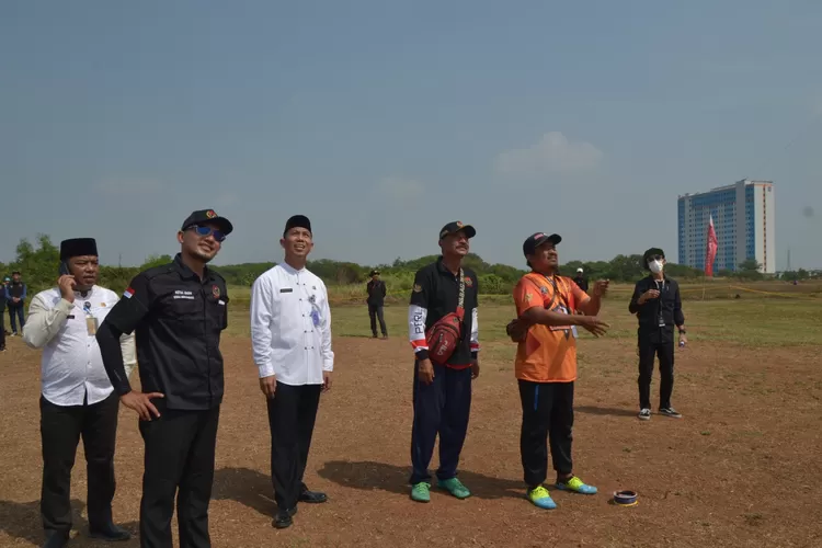 Persatuan Layangan Aduan Seluruh Indonesia ( PERLASI) secara resmi membuka kejuaraan tingkat nasional hari Jumat 18 Agustus 2023. Sebanyak 256 peserta dari 18 provinsi di Indonesia bersemangat untuk bertanding layangan aduan. (istimewa )