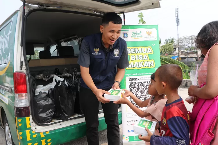 Kolaborasi Baznas Bazis Provinsi DKI Jakarta- Maybank Indonesia membagikan 1250 paket makan  kepada pemulung, driver ojol dan  anak-anak bantaran kali di Pasar Minggu dan Tanah Abang.