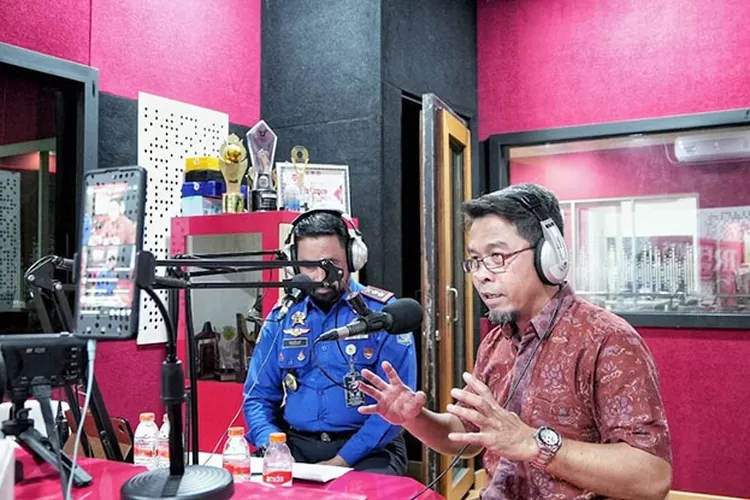 Wakil Ketua Komisi A DPRD Kota Bandung, H. Agus Andi Setyawan, S.Pd.I., saat menjadi narasumber dalam talk show OPSI di Radio PRFM Bandung, kemarin ini. Nicko/Humpro DPRD Kota Bandung