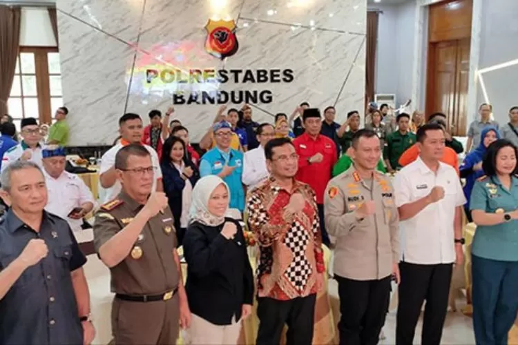 Ketua DPRD Kota Bandung, H. Tedy Rusmawan, A.T., M.M., menghadiri Deklarasi Damai Pemilu 2024 di Mapolrestabes Kota Bandung, kemaein ini. Rio/Humpro DPRD Kota Bandung.