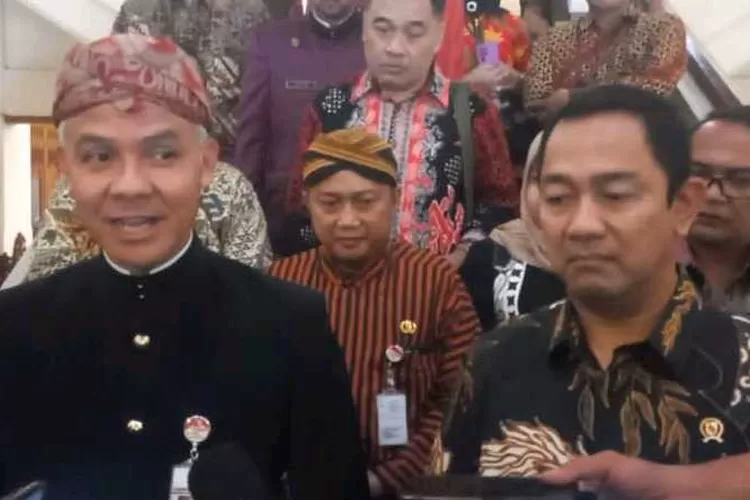 Gubernur Jawa Tengah Ganjar Pranowo bersama Kepala Lembaga Kebijakan Pengadaan Barang/Jasa Pemerintah, Hendrar Prihadi. (Endang Kusumasuti)
