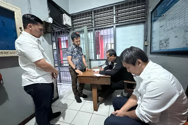 buronan terpidana Dani Husada sesaat setelah dibekuk eksekutor Kejari Jakarta Utara di Pati