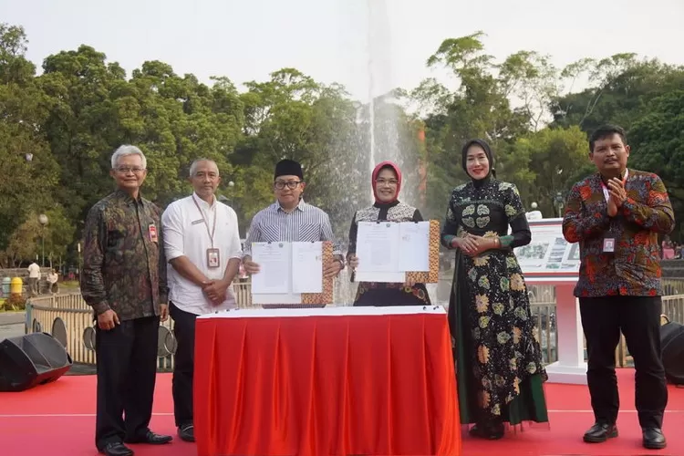 Pemimpin Bank Jatim Cabang Malang Kamiliah dan Wali Kota Malang Sutiaji (tengah) usai penandatanganan MoU