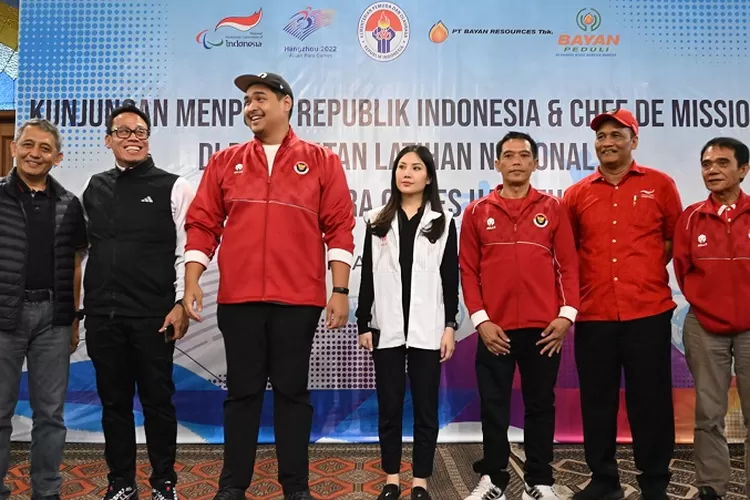 Menteri Pemuda dan Olahraga, Dito Ariotedjo didampingi oleh Chef de Mission (CdM) Kontingen Indonesia untuk Asian Para Games 2023, Angela Tanoesoedibjo (NPC Indonesia)
