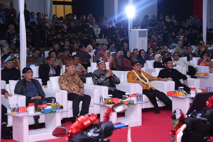 Panglima TNI Laksamana TNI Yudo Margono, yang sering disebut Laksamana Budayawan menghadiri ulang tahun ke-78 Mahkamah Agung RI yang menampilkan pagelaran wayang kulit semalam suntuk '1 layar 4 dalang'. Foto: Puspen TNI