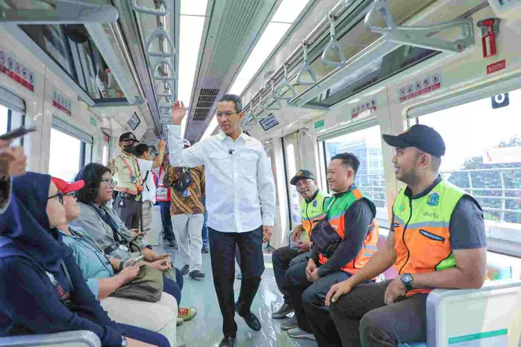 Pj Gubernur DKI Jakarta Heru Budi Hartono bersama pejabat  SKPD dan PJLP menjajal  LRT Jabodetabek menjelang diresmikan  Presiden  Joko Widodo, Senin besok (28/8/2023).