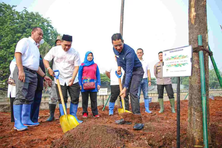 Pj Gubernur DKI Jakarta Heru Budi Hartono menanam pohon di jalur hijau di pinggiran  kali Mookervaart, Munggu  (27/8/2023)