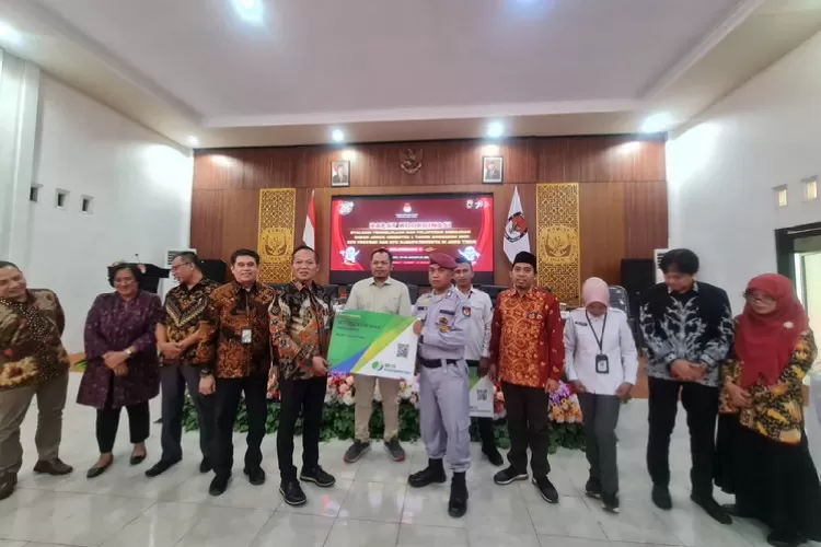 Kepala Kantor Wilayah BPJS Ketenagakerjaan Jawa Timur, Hadi Purnomo didampingi Kepala Cabang Surabaya Darmo, Imron Fatoni (5 dan 4 dari kiri) saat menyerahkan kartu peserta secara simbolis