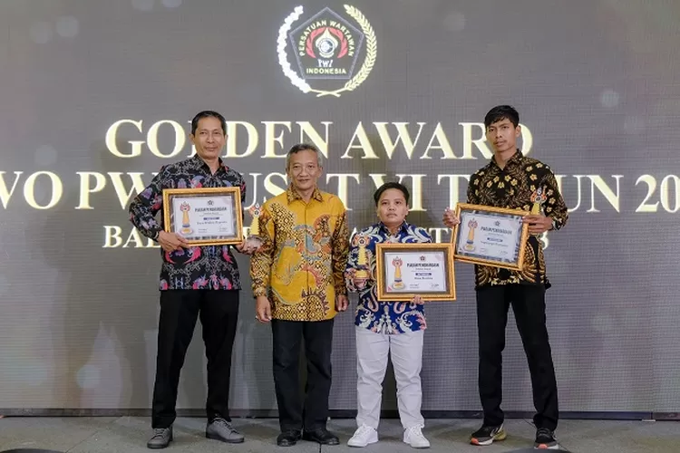 Ketua Siwo PWI Pusat Gungde Ariwangsa menyerahkan penghargaan atlet putra-putri dan pelatih terbaik difabel (Ist)