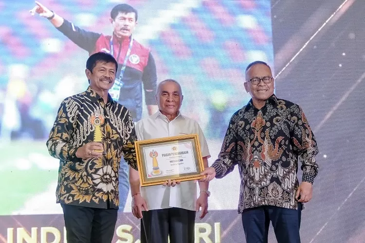 Pelatih Timnas Sepakbola SEA Games 2023, Indra Sjafrie berpose bersama Gubernur Kalimantan Timur  H. Isran Noor dan Ketua Umum PWI Pusat Atal S Depari (Ist)