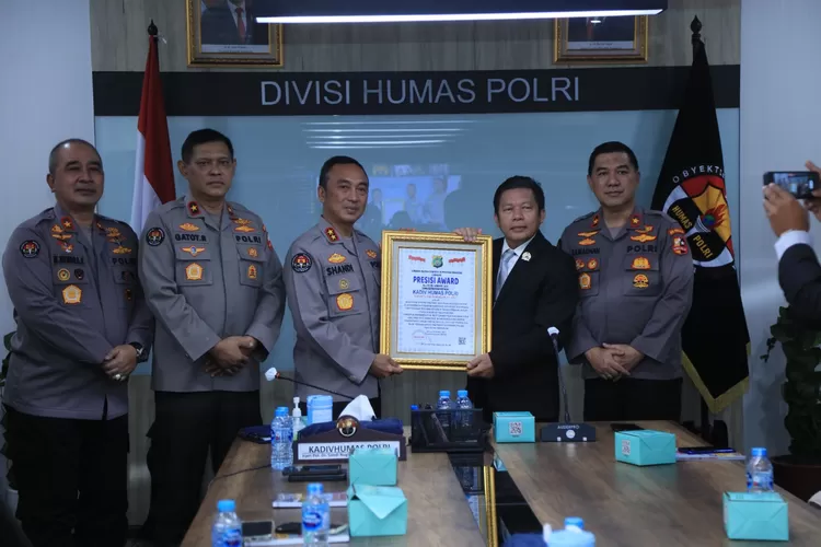 Lembaga Kajian Strategi Kepolisian Indonesia (Lemkapi) memberikan apresiasi dan penghargaan Presisi Award kepada Kepala Divisi Humas Polri Irjen. Pol. Sandi Nugroho.  (Humas Polri )