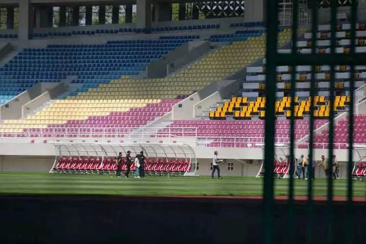 Perwakilan FIFA dan PSSI saat melakukan inspeksi di Stadion Manahan Solo (Endang Kusumastuti)