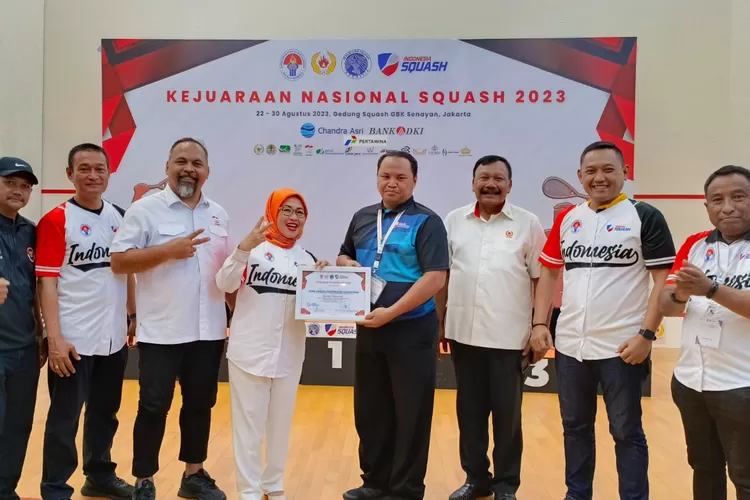 Penyerahan medali dan penghargaan oleh Ketua Umum PB Squash Indonesia  Sylvia Murni kepada kontingen Jabar yang tampil  sebagai  juara umum kejurnas pra PON  2023