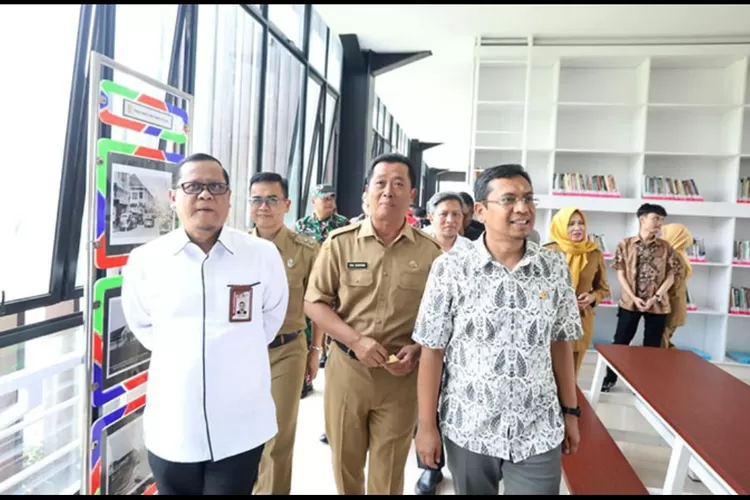 Ketua DPRD Kota Bandung H. Tedy Rusmawan, A.T., M.M., menghadiri rapat koordinasi penanganan sampah Kota Bandung, di Balai Kota Bandung, kemrin ini. Nuzon/Humpro DPRD Kota Bandung.