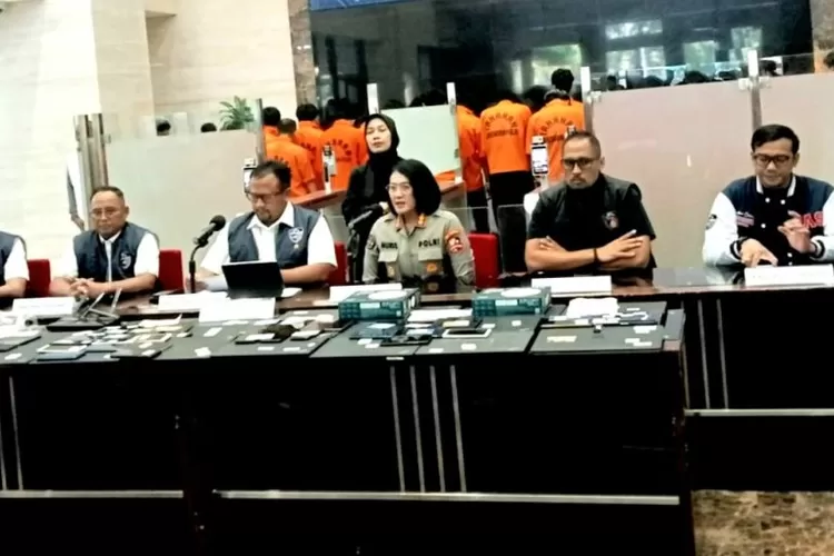 Tim Siber Bareskrim Polri dan Polda Metro Jaya menangkap 31 tersangka judi online ditangkap di wilayah Bali dan Jakarta. (Sadono )