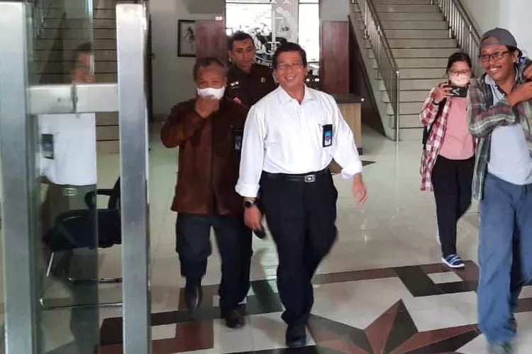 Rektor UNS Prof Jamal Wiwoho saat keluar dari ruang pemeriksaan di Kejari Solo (Endang Kusumastuti)
