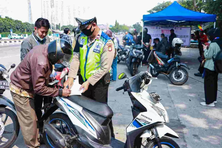 Uji emisi kendaraan roda dua di sejumlah tempat di Jakarta  Penindakan  akan dimulai 1 September 2023