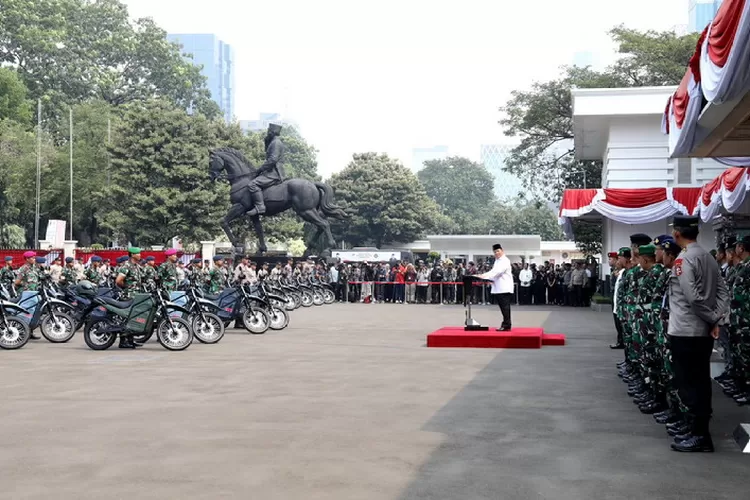 Menteri Pertahanan Prabowo Subianto menyerahkan bantuan 100 unit sepeda motor trail listrik (E-Tactical Sergap) kepada TNI dan Polri. Foto: Humas Kemhan