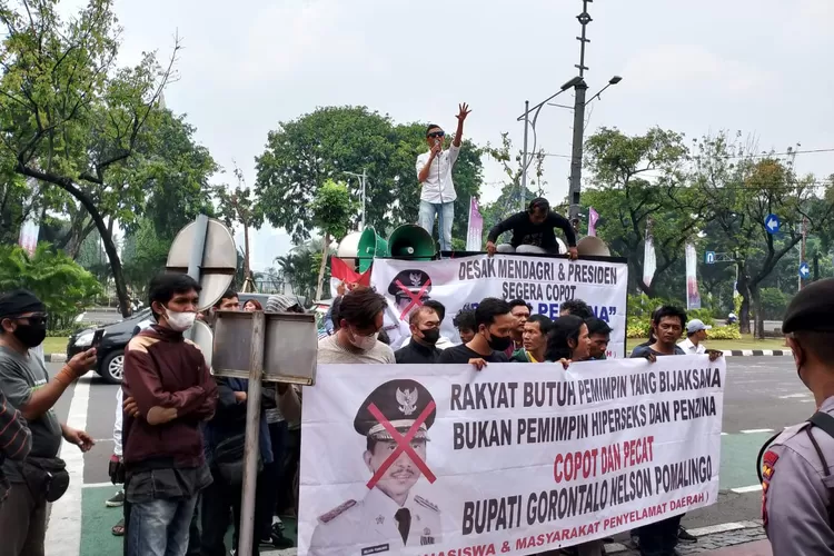 Aksi demo sejumlah elemen mahasiswa mendesak Kemendagri segera melakukan pengusutan kasus dugaan  perzinaan bupati Gorontalo, Kamis (31/8/2023).