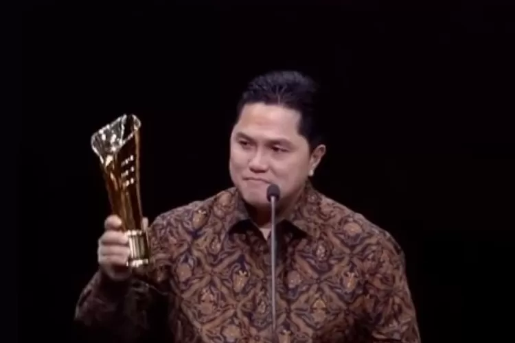 Erick Thohir menerima penghargaan khusus untuk Timnas U-22 dalam Indonesia Awards 2023. (Instagram @erickthohir)