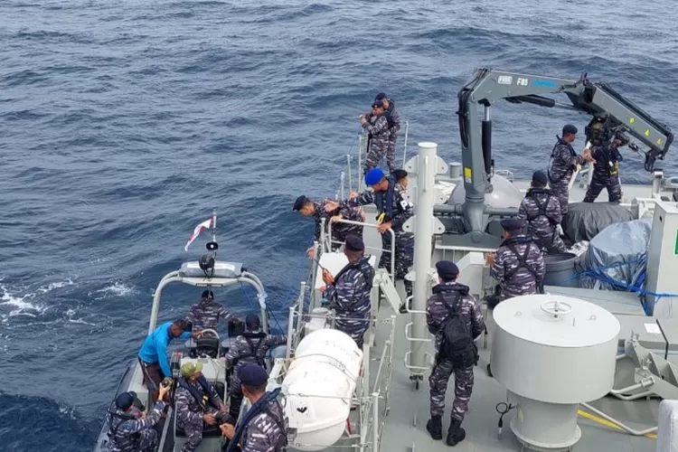 Kapal Perang TNI Angkatan Laut Evakuasi Medis Korban Kecelakaan Laut di Perairan Halmahera Selatan (Penerangan  Koarmada III - suarakarya.id   Yacob Nauly)