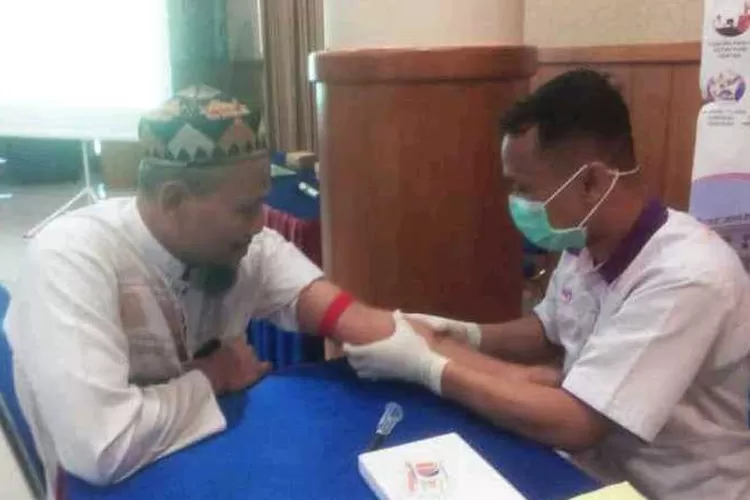 Salah satu guru mengaji di Solo menjalani pemeriksaan di acara medical check up gratis dari FKAM (Endang Kusumastuti)
