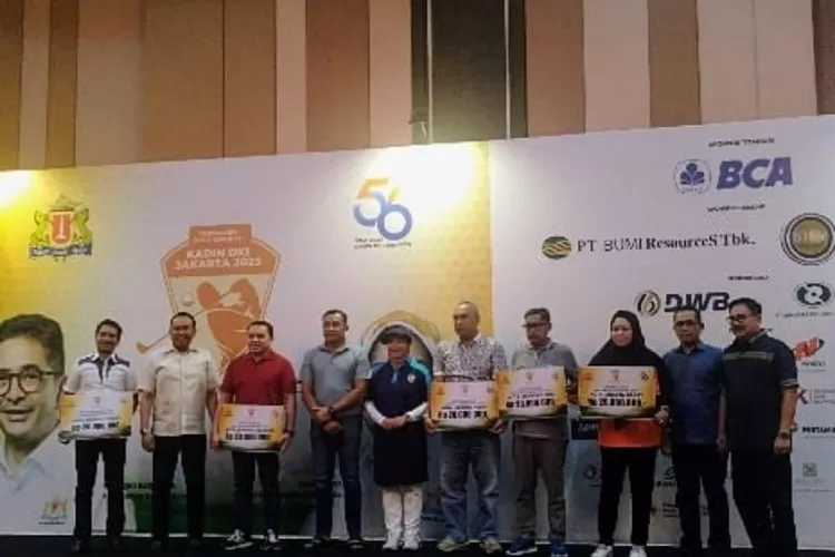 Penyerahan hadiah kepada para pemenang turnamen golf  KADIN DKI Jakarta di Padang Golf Pondok Indah, Jakarta Selatan, Sabtu (2/9/2023).