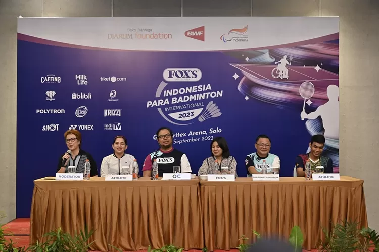 Yuni Kartika saat memandu acara jumpa pers Fox's Indonesia Para Badminton International di Solo, Jawa Tengah, Senin (4/9/2023).