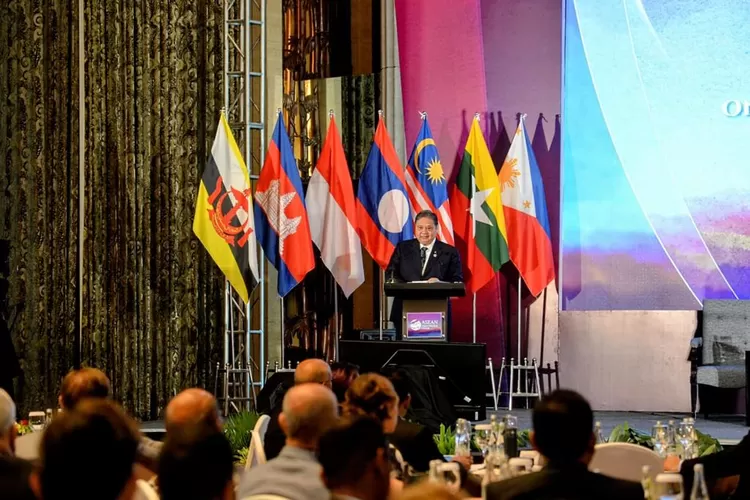 Menteri Koordinator Bidang Perekonomian Airlangga Hartarto saat menyampaikan&nbsp;remarks&nbsp;pada acara&nbsp;High-Level Dialogue on Sustainable Transport in ASEAN&nbsp;di Jakarta, Senin (4/9/2023). (ekon.go.id)