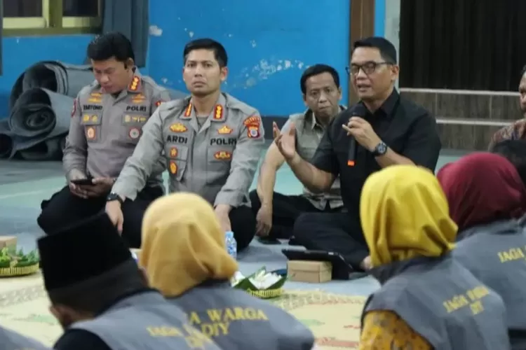 Kapolda DIY Irjen Suwondo Nainggolan didampingi sejumlah jajarannya mengadakan silaturahmi dengan anggota Jaga Warga dan Polisi RW di Ambarketawang, Kecamatan Gamping, Kabupaten Sleman. (Istimewa )