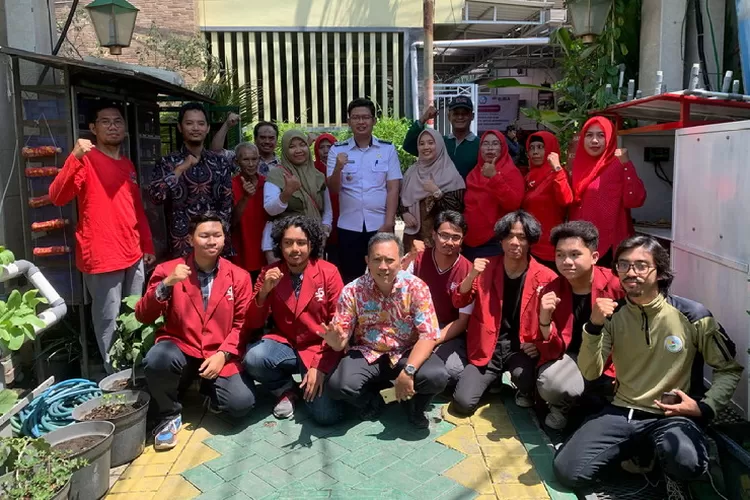 Tim Pengabdian Masyarakat ITTelkom Surabaya saat berada di Kampung Oase Ondomohen
