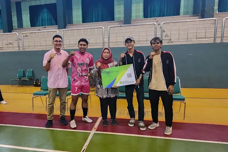 Perwakilan atlet Ukor Sport Cup usai menerima kartu kepesertaan secara simbolik dari BPJS Ketenagakerjaan Surabaya Darmo