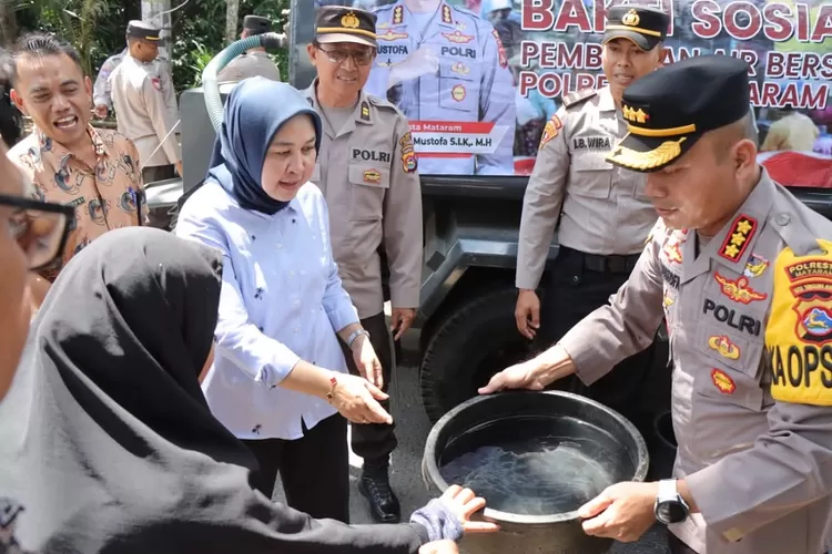 Kapolresta Mataram dan Ketua DPRD Lombok Barat bagi air bersih di Longseran, Lingsar (Suara Karya/Hms Polres Mataram)