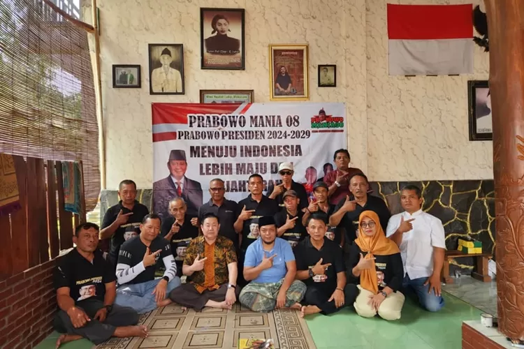 Ketua DPD Prabowo Mania 08 Jawa Timur Bambang Widjanarko Setia, pimpinan serta pengurus DPC PM 08 Mojokerto Raya.