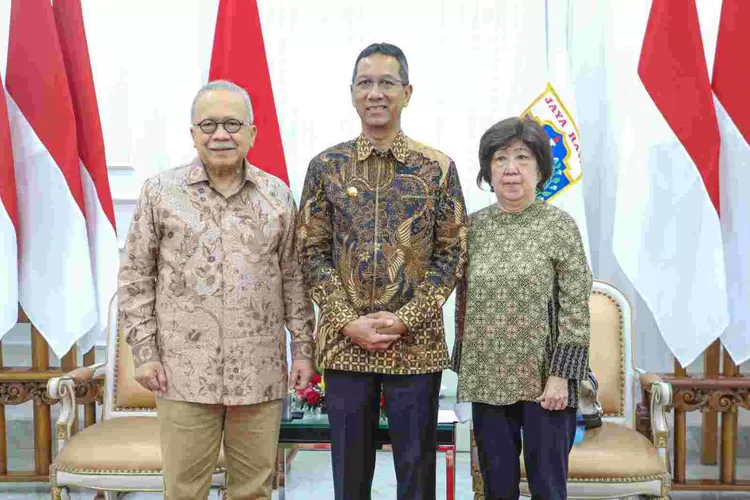 Pj Gubernur DKI Heru Budi Hartono (tengah)  foto bersama mantan Gubernur DKI Jakarta Fauzi Bowo (kiri) di balai Kota, Kamis (7/9/2023).