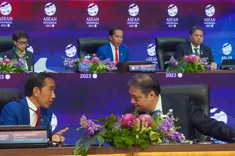Menko Airlangga Hartarto dan Menlu Retno Marsudi mendampingi Presiden Joko Widodo dalam sesi Press Conference KTT ASEAN 2023 di Jakarta Convention Center, Kamis (7/9/2023) (ekon.go.id)
