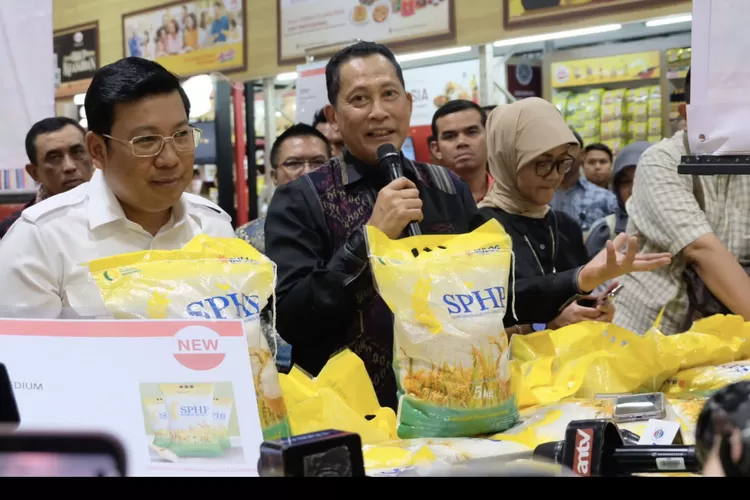 Direktur Utama Perum BULOG Budi Waseso bersama Kepala Badan Pangan Nasional Arief Prasetyo Adi melakukan pengecekan langsung dengan mendatangi LotteMart Wholesale Pasar Rebo pada Jum&rsquo;at (8/9/2023).